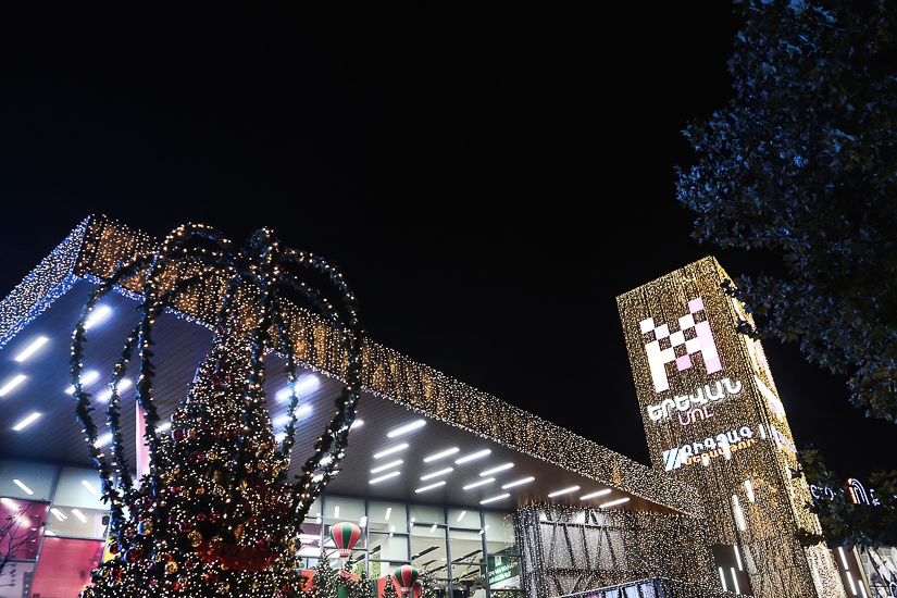 Церемония включения новогоднего освещения в Yerevan Mall