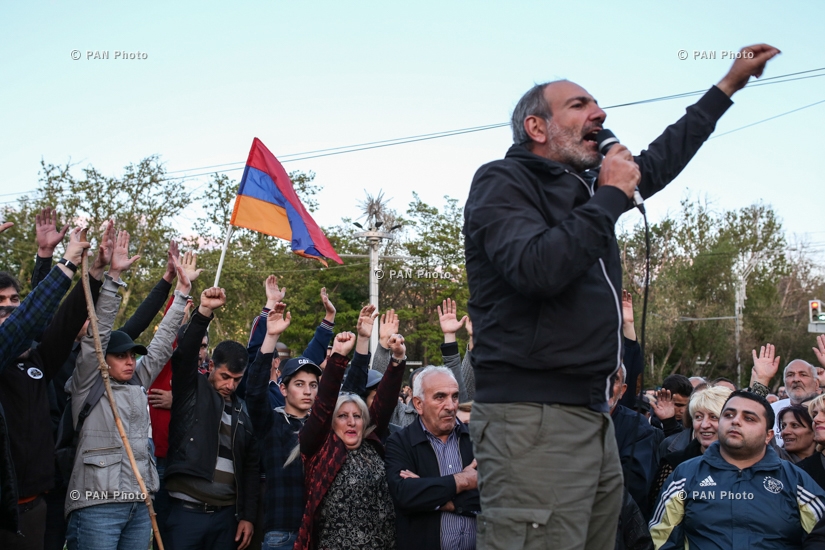 Акция протеста против премьерства Сержа Саргсяна на Площади Свободы в Ереване: День 2