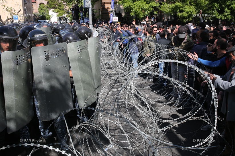 Акция протеста против премьерства Сержа Саргсяна на улицах Еревана: День 4