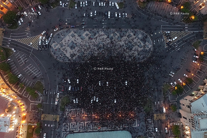 Митинг против премьерства третьего президента Армении Сержа Саргсяна на Площади Республики: День 8