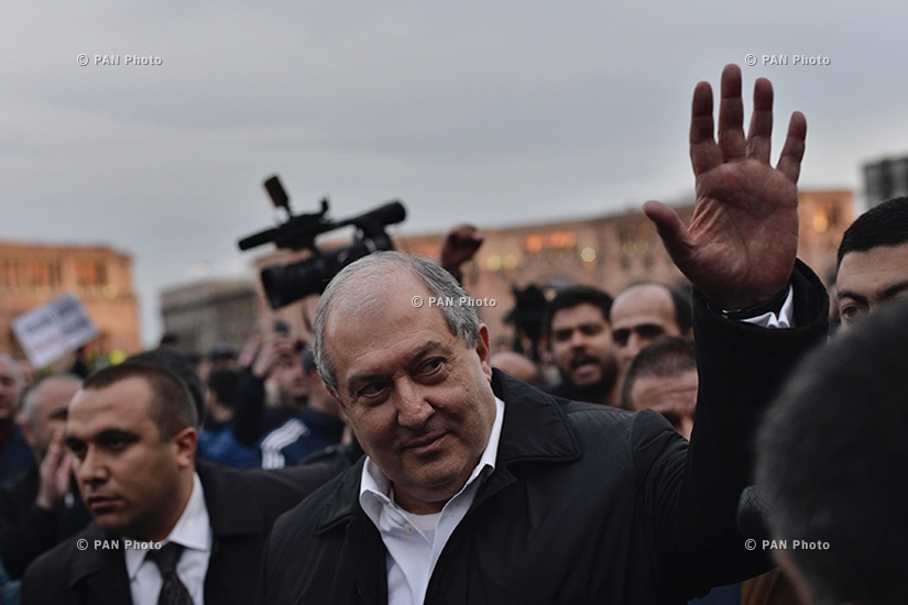 Armenian president Armen Sarkissian arrived to Yerevan's Republic Square to talk to Nikol Pashinyan, the leader of the opposition protesting against the Prime Minister Serzh Sargsyan