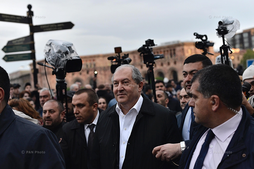 Президент Армении Армен Саркисян прибыл на Площадь Республики в Ереване для беседы с парламентарием Николом Пашиняном