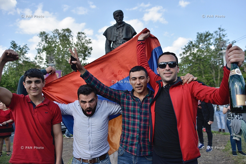 Атмосфера в Ереване после отставки премьер-министра Сержа Саргсяна  