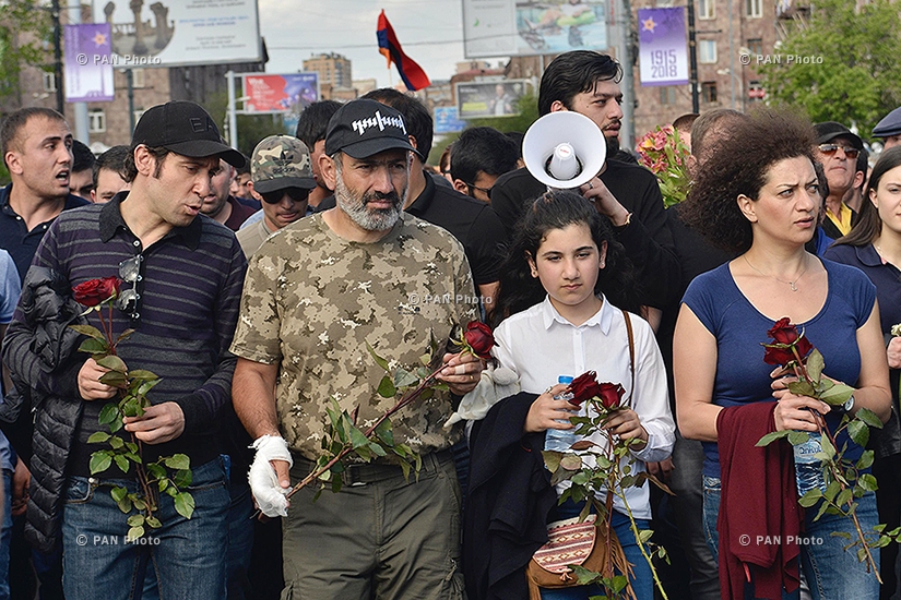 Шествие к мемориалу Геноцида армян в Ереване, возглавляемое лидером оппозиции Николом Пашиняном 