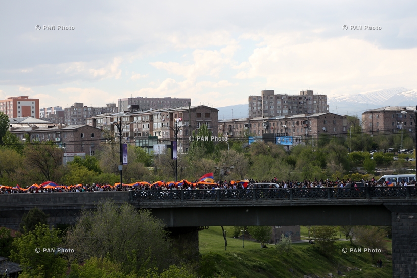 Шествие к мемориалу Геноцида армян в Ереване, возглавляемое лидером оппозиции Николом Пашиняном 