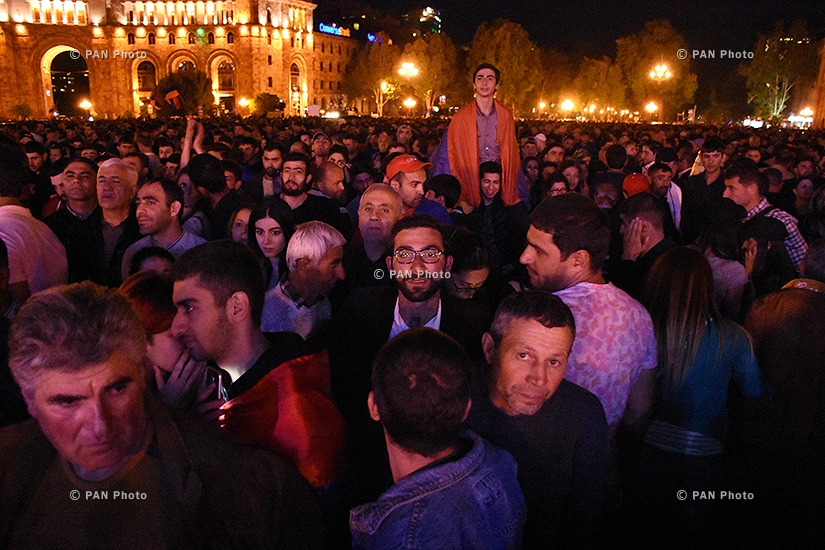 Митинг, созванный лидером оппозиции Николом Пашиняном на Площади Республики в Ереване: День 12