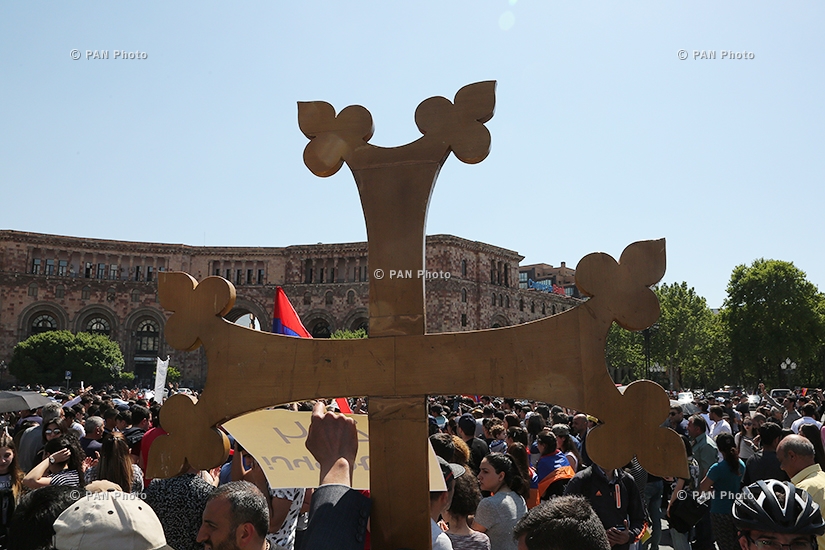 Акция протеста с требованием отставки парвящей Республиканской партии Армении в Ереване: День 13
