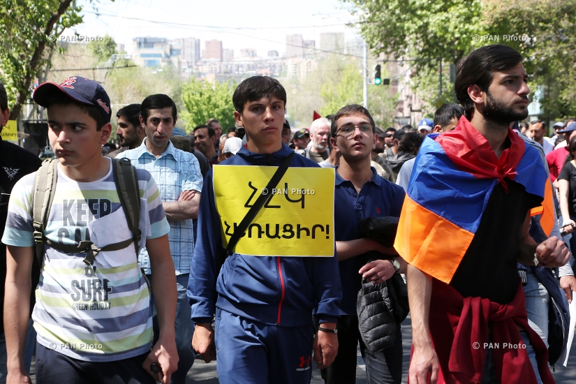 Акция протеста с требованием отставки парвящей Республиканской партии Армении в Ереване: День 13