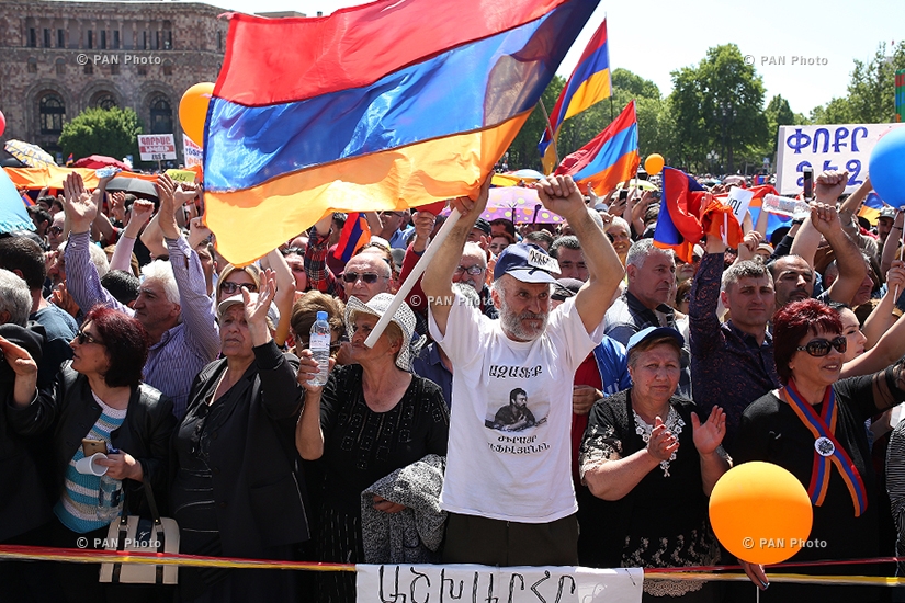Граждане Армении следят за специальным заседанием Парламента по вопросу выбора премьера на Площади Республики 