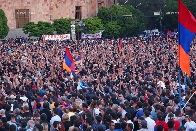 Граждане Армении следят за специальным заседанием Парламента по вопросу выбора премьера на Площади Республики 
