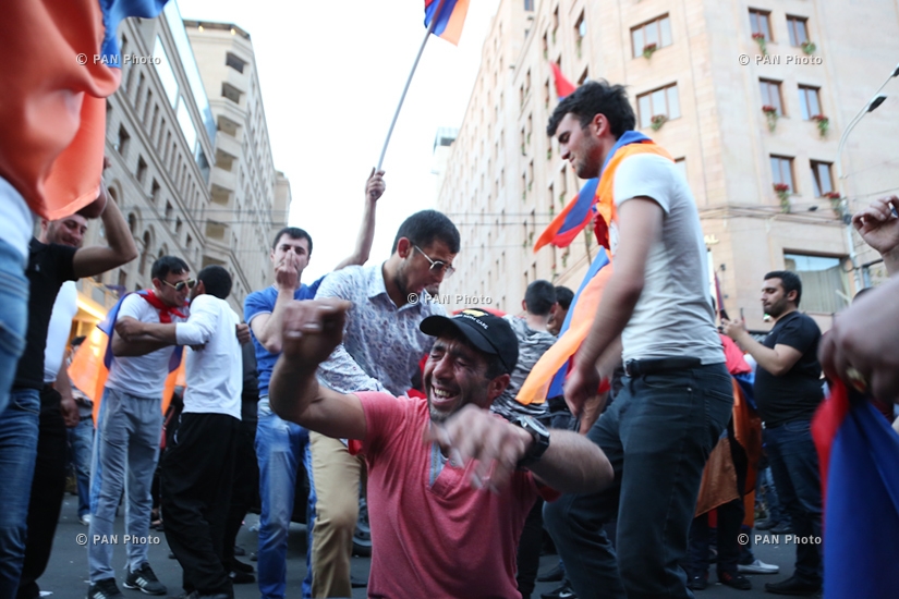 Իշխող Հանրապետական կուսակցության հրաժարականի պահանջով Երևանում վերսկսած անհնազանդության ակցիաները 