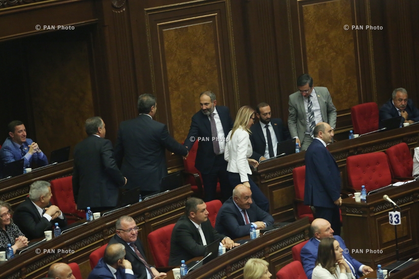 Специальное заседание Парламента Армении, в повестке которого были выборы премьер-министра страны