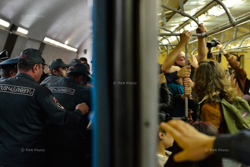 Նիկոլ Փաշինյանի կոչի համաձայն ցուցարարները փորձում են արգելափակել Երևանի մետրոպոլիտենում գնացքների երթևեկությունը, ոստիկաններն էլ ցուցարարներին ներս են հրում, որ դռները փակվեն, 16.04.18
