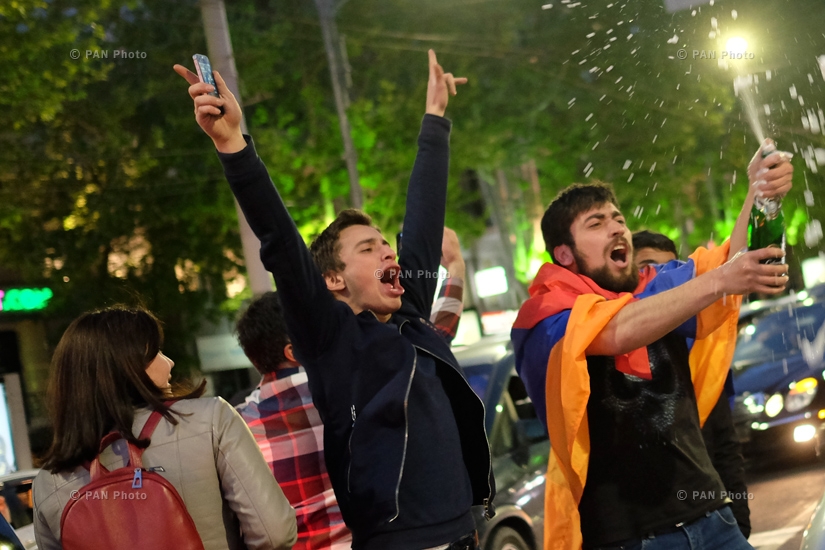  Residents cheer after hearing the news of Prime Minister Serzh Sargsyan’s resignation, 23.04.18 