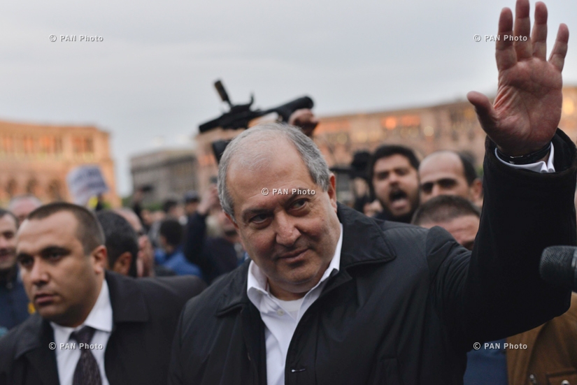Armenian President Armen Sarkissian arrives at the Republic Square to negotiate with Nikol Pashinyan, 21.04.18 