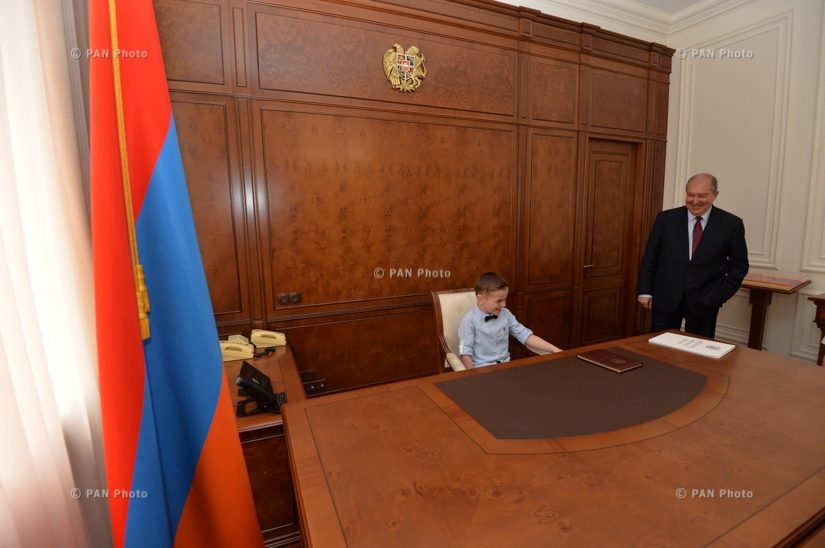 Президент РА Армен Саркисян принял группу воспитанников ереванского подготовительного колледжа №7
