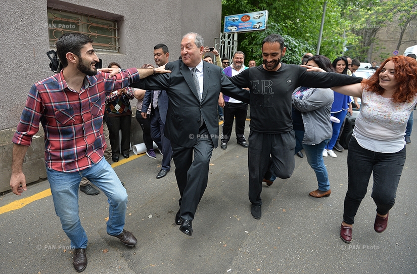 Նախագահ Արմեն Սարգսյանը հանդիպել է իր նստավայրի դիմաց Ամուլսարի հանքի դեմ բողոքողներին ու  քոչարի պարել նրանց հետ 