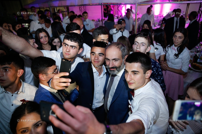 Armenian Prime Minister Nikol Pashinyan hosts graduates from border communities