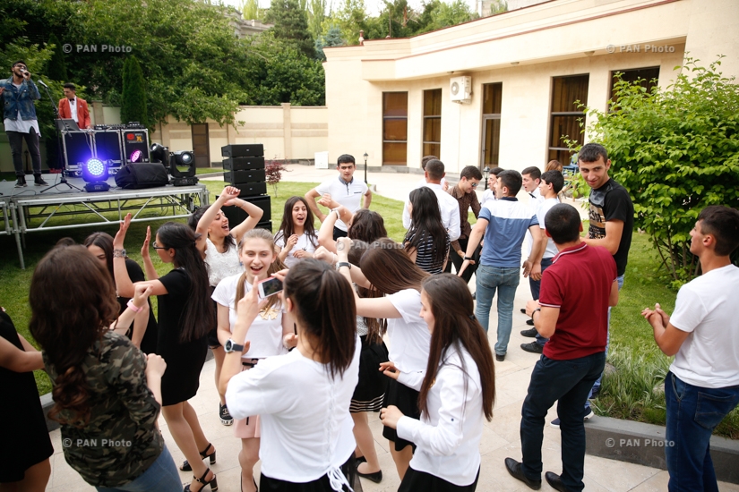 Премьер-министр РА Никол Пашинян в правительственном особняке принял выпускников школ приграничных общин