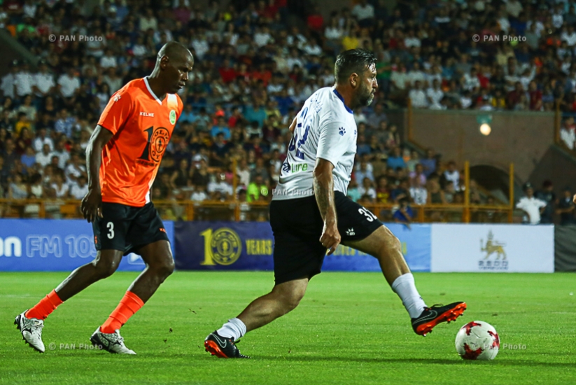 Football legends clash in friendly match between the teams of Latin