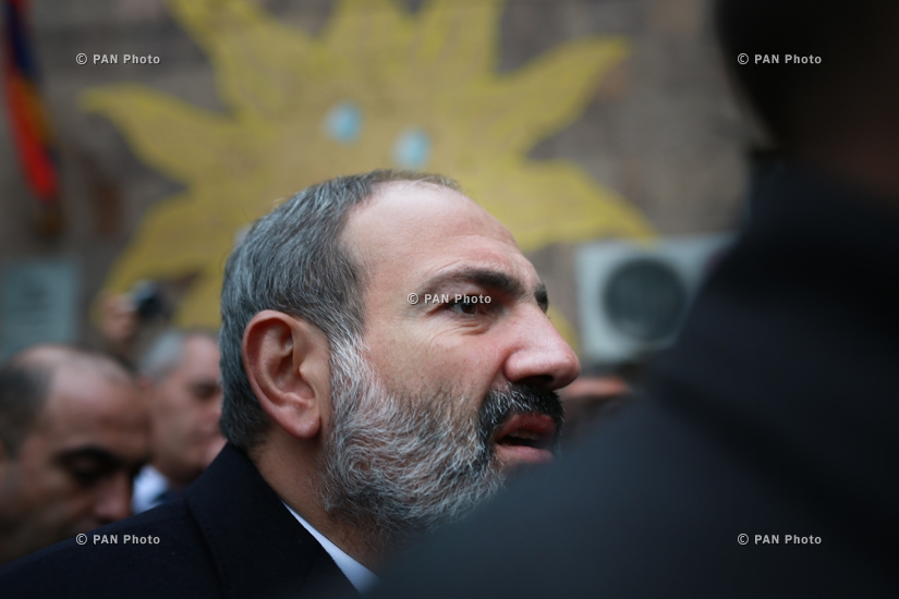 Acting Armenian Prime Minister Nikol Pashinyan votes in Armenis'a snap parliamentary elections