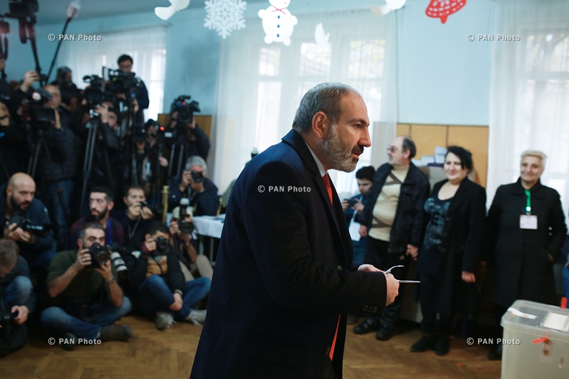 Acting Armenian Prime Minister Nikol Pashinyan votes in Armenis'a snap parliamentary elections