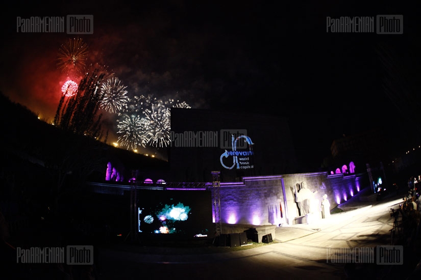 Фейерверк посвященный объявлению Еревана Мировой столицей книги 