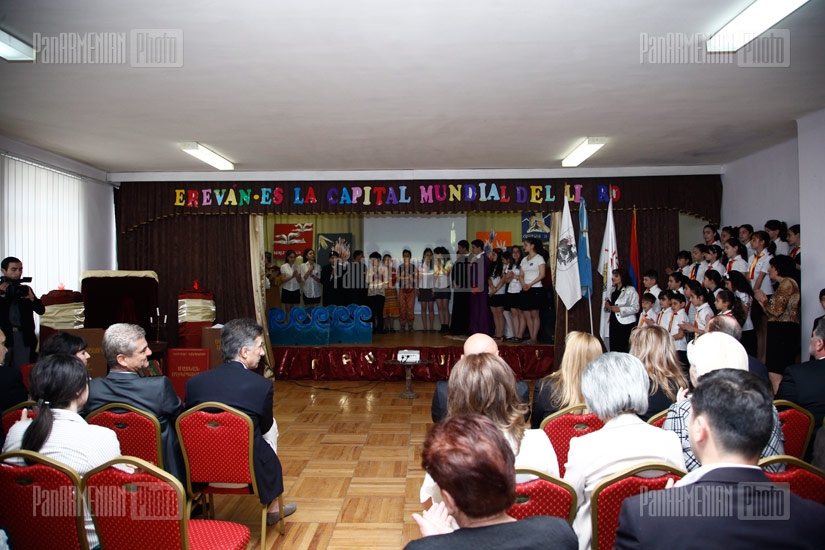 Buenos Aires Mayor Mauricio Macri visits Argentinian school after Kamo 