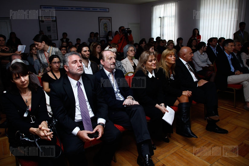 Buenos Aires Mayor Mauricio Macri visits Argentinian school after Kamo 