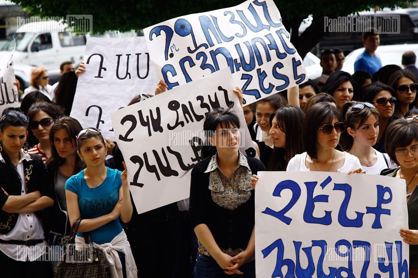 Students of Bryusov university protest in front of Government building demanding the return of rector Suren Zolyan 