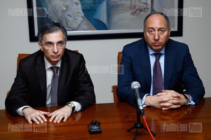 RA Minister of Economy Tigran Davtyan and Sitronics Armenia CEO Armen Khachatryan sign a contract
