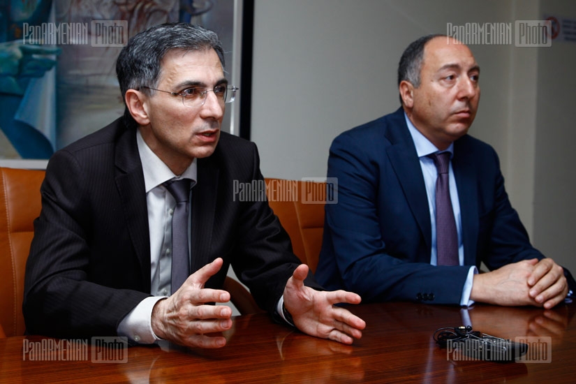 RA Minister of Economy Tigran Davtyan and Sitronics Armenia CEO Armen Khachatryan sign a contract