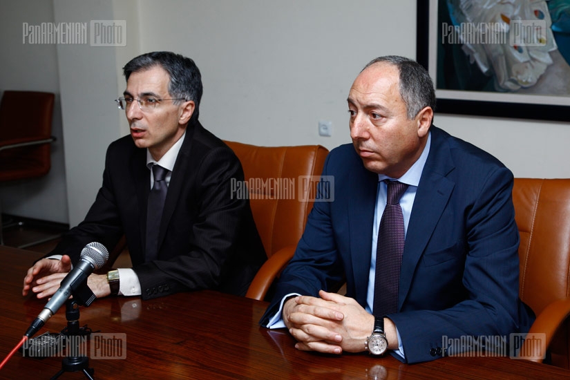 Министр экономики РА Тигран Давтян и исполнительный директор компании 