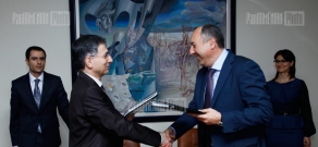 Министр экономики РА Тигран Давтян и исполнительный директор компании 