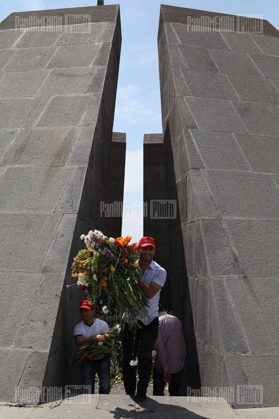 Сбор и обработка цветов, возложенных к Мемориалу жертв Геноцида армян