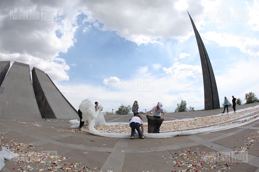 Сбор и обработка цветов, возложенных к Мемориалу жертв Геноцида армян