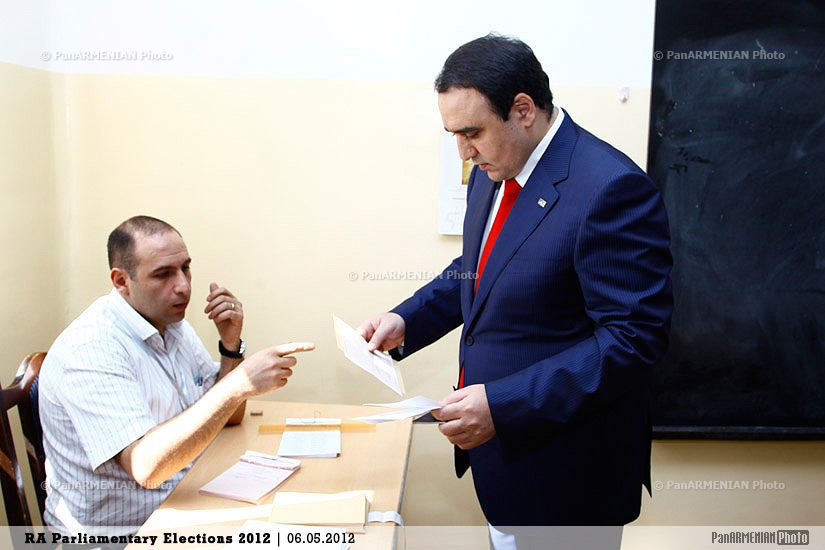 Orinats Yerkir party President Arthur Baghdasaryan casting his vote