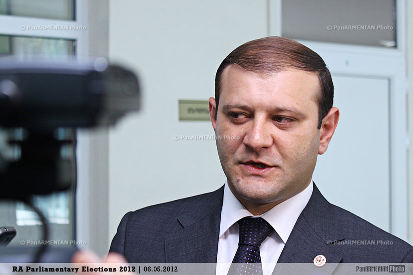 Yerevan mayor Taron Margaryan casting his vote