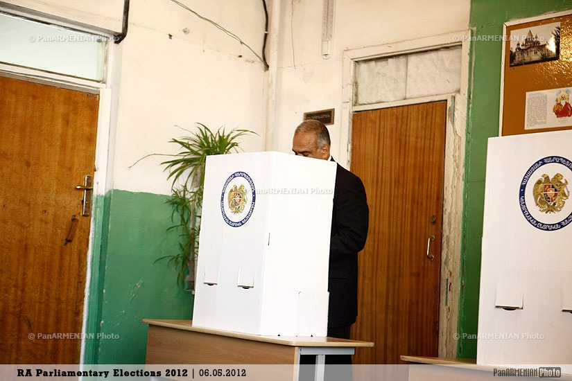 Heritage party leader Raffi Hovannisian casting his vote