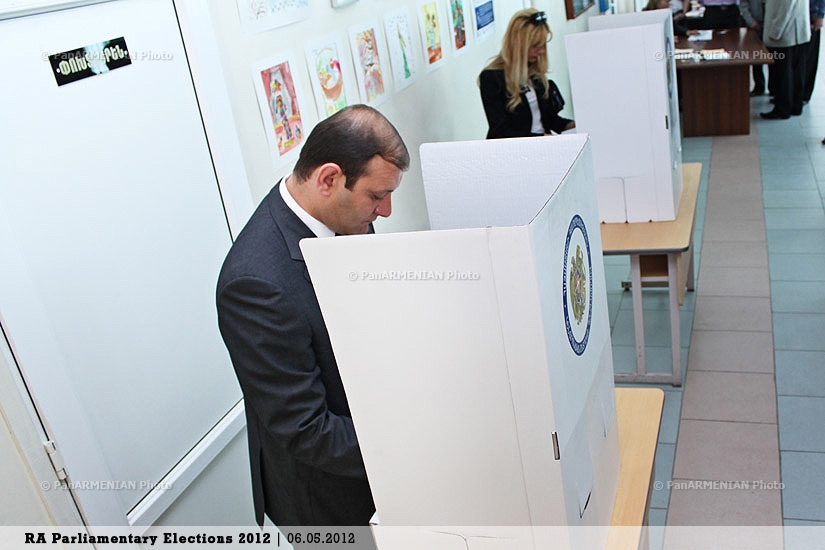 Yerevan mayor Taron Margaryan casting his vote