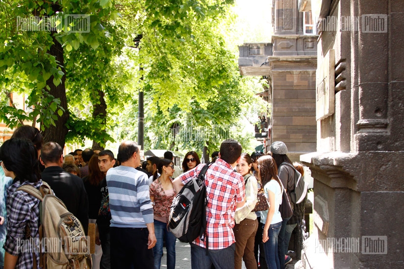 Բողոքի ակցիա ԱՕՔՍ-ի շենքի դիմաց