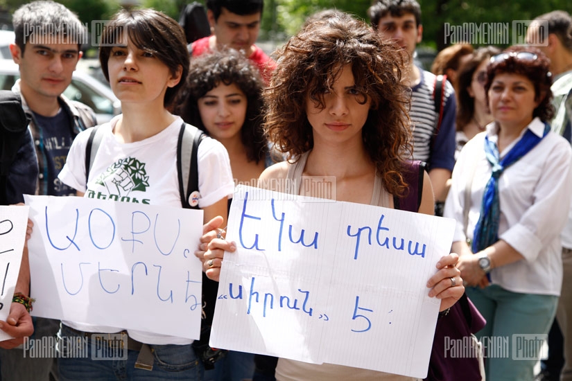Members of civic initiatives march to Ministry of Culture to demand explanations about 