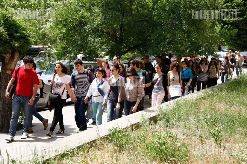 Members of civic initiatives march to Ministry of Culture to demand explanations about 