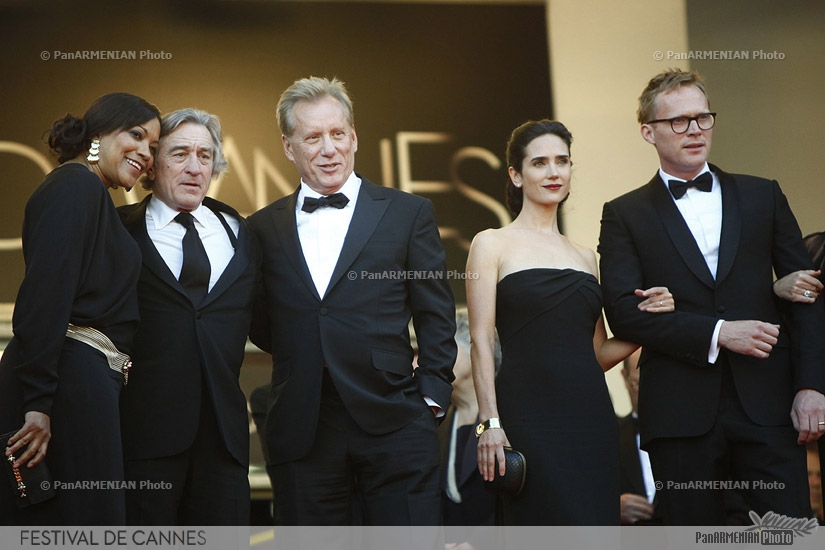 US actor Robert De Niro (2ndL), his wife Grace Hightower De Niro, US actor James Woods, US actress Jennifer Connely and  Paul Bettany