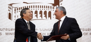 RA Deputy FM Ashot Hovakimyan and US ambassador to Armenia John Heffern sign an agreement