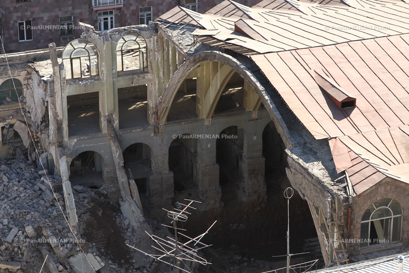 Разрушающаяся крыша ереванского Крытого рынка