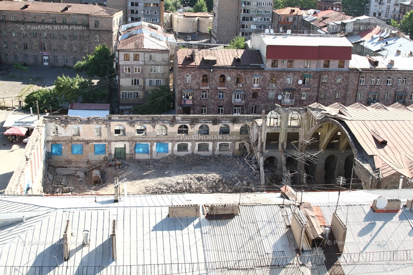 Разрушающаяся крыша ереванского Крытого рынка