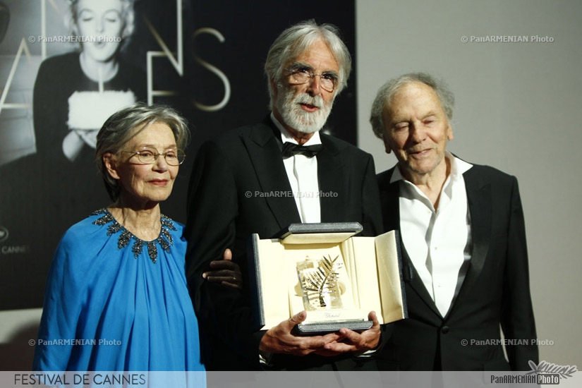 Austrian director Michael Haneke (C) poses during a photocall with French actors Emmanuelle Riva (L) and Jean-Louis Trintignant after being awarded with the Palme d'Or for his film Amour