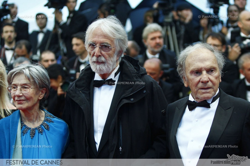 Austrian director Michael Haneke (C) poses during a photocall with French actors Emmanuelle Riva (L) and Jean-Louis Trintignant after being awarded with the Palme d'Or for his film 