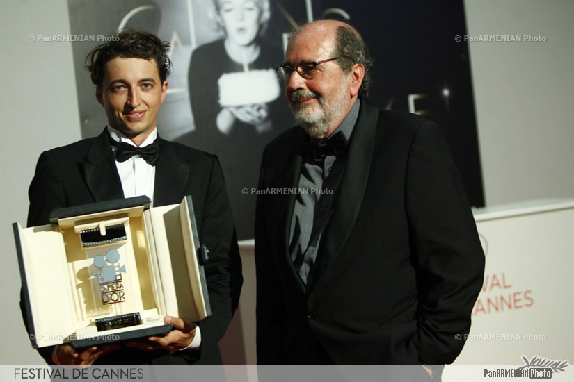 US director Benh Zeitlin (L) with Brazilian director Carlos Diegues after being awarded with the Camera d'Or (Best First Film)